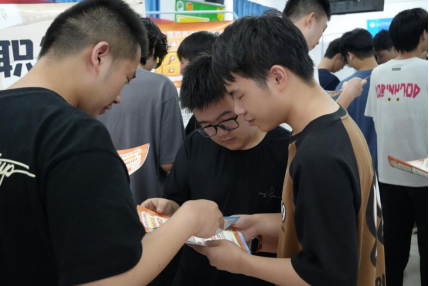 畢業(yè)進(jìn)行時，就業(yè)零距離:  武漢科技職業(yè)學(xué)院畢業(yè)證領(lǐng)取日巧設(shè)就業(yè)直通車