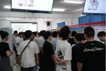 畢業(yè)進(jìn)行時，就業(yè)零距離:  武漢科技職業(yè)學(xué)院畢業(yè)證領(lǐng)取日巧設(shè)就業(yè)直通車