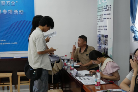 畢業(yè)進(jìn)行時，就業(yè)零距離:  武漢科技職業(yè)學(xué)院畢業(yè)證領(lǐng)取日巧設(shè)就業(yè)直通車