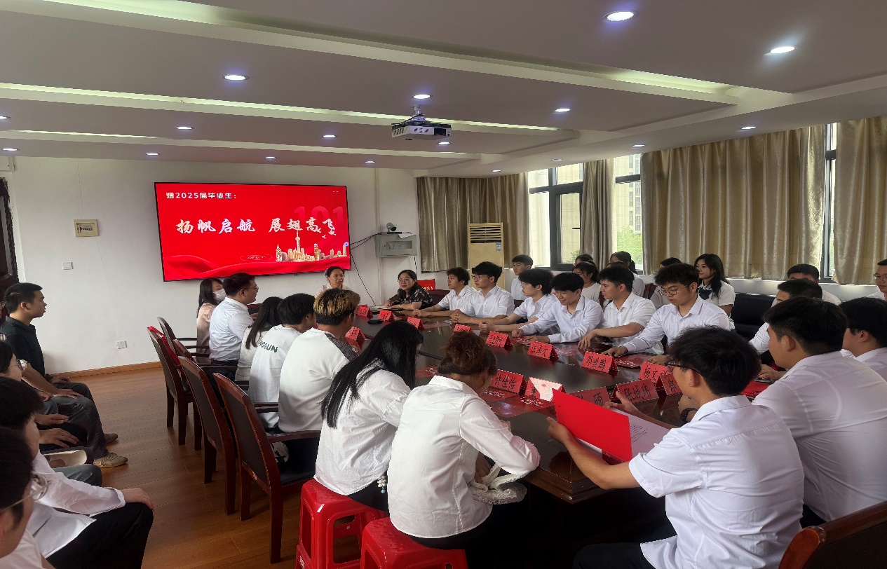 筑牢信仰之基，勇?lián)鷷r代使命