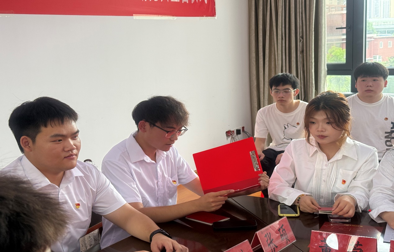 筑牢信仰之基，勇?lián)鷷r代使命