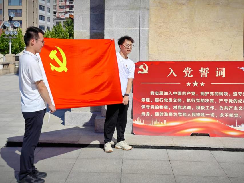 汲取防汛精神力量，共筑高校黨建新篇——武漢科技職業(yè)學(xué)院、武漢城市職業(yè)學(xué)院計算機與電子信息工程學(xué)院共赴武漢防汛紀念碑開展主題黨建活動