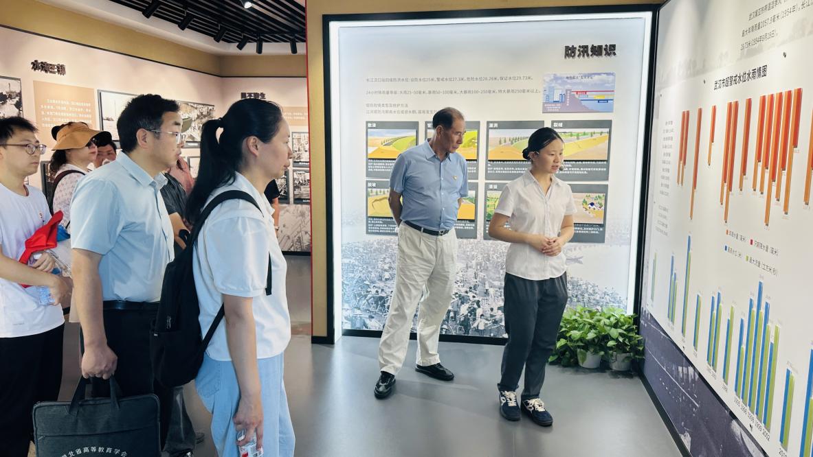 汲取防汛精神力量，共筑高校黨建新篇——武漢科技職業(yè)學(xué)院、武漢城市職業(yè)學(xué)院計算機與電子信息工程學(xué)院共赴武漢防汛紀念碑開展主題黨建活動