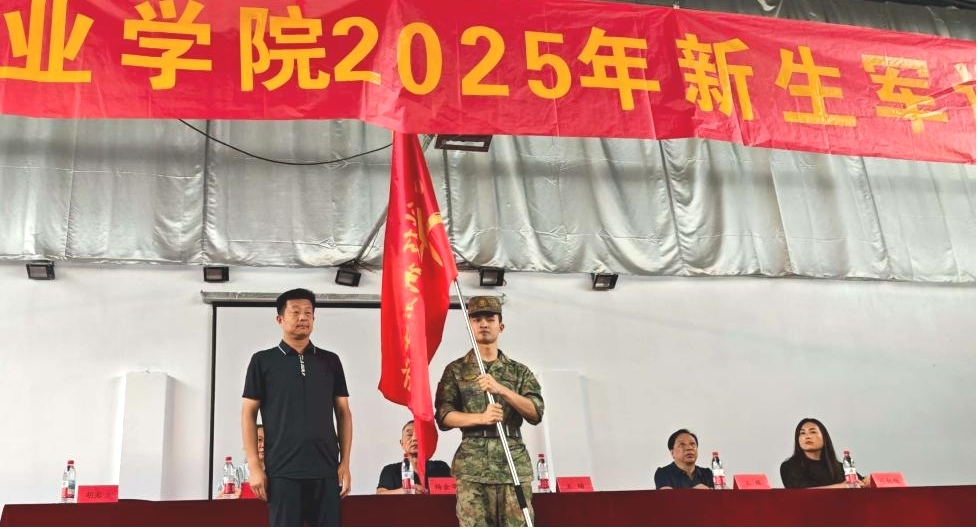 武漢科技職業(yè)學(xué)院2025年新生軍訓(xùn)正式開營(yíng)——錚錚青春正步走，意氣風(fēng)發(fā)戎裝顏