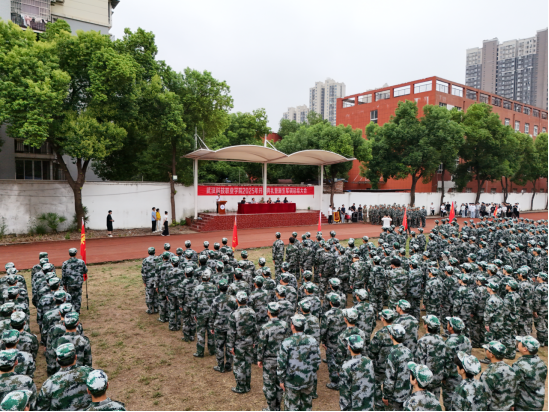 武漢科技職業(yè)學(xué)院隆重舉行2025級(jí)新生軍訓(xùn)總結(jié)表彰大會(huì)