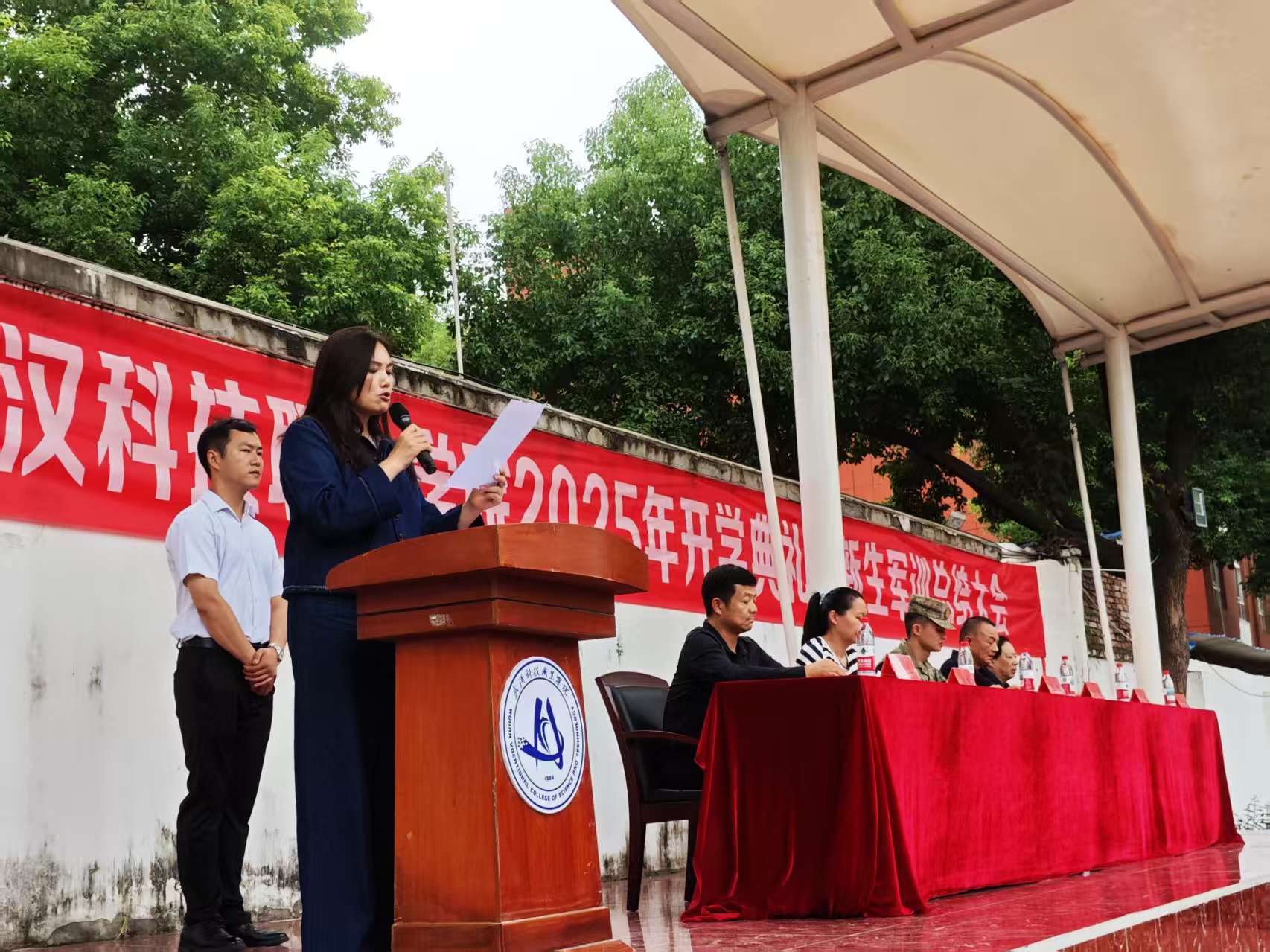 武漢科技職業(yè)學(xué)院隆重舉行2025級(jí)新生軍訓(xùn)總結(jié)表彰大會(huì)