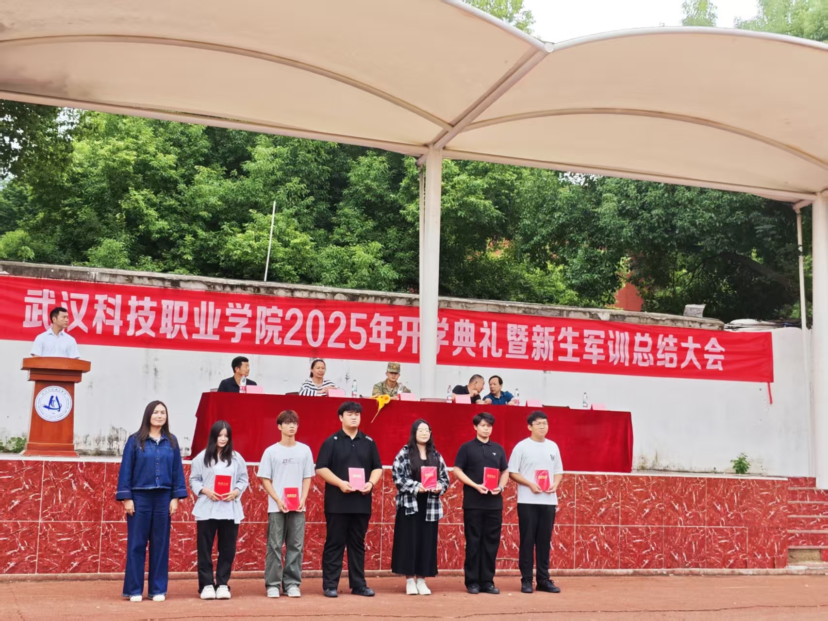 武漢科技職業(yè)學(xué)院隆重舉行2025級(jí)新生軍訓(xùn)總結(jié)表彰大會(huì)