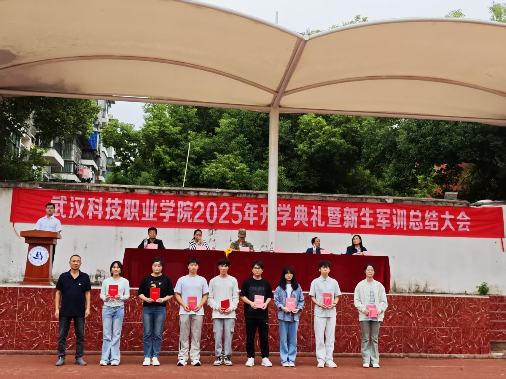 武漢科技職業(yè)學(xué)院隆重舉行2025級(jí)新生軍訓(xùn)總結(jié)表彰大會(huì)
