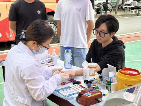 武漢科技職業(yè)學(xué)院學(xué)子踴躍獻(xiàn)血 以熱血青春傳遞愛心