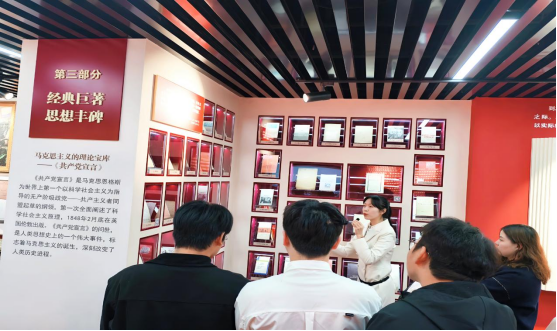 探尋真理之光 汲取奮進力量——我院師生前往華中師范大學參觀“信仰之光——馬克思主義文獻典藏展”