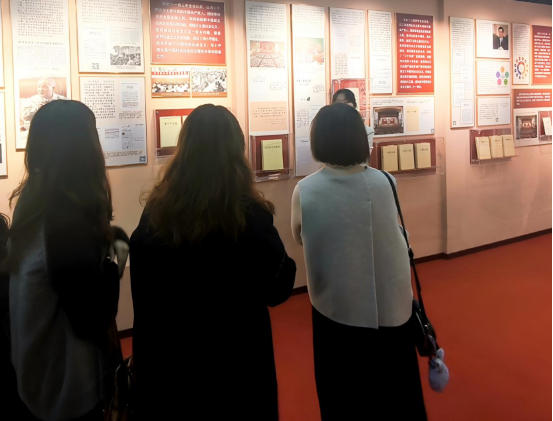 探尋真理之光 汲取奮進力量——我院師生前往華中師范大學參觀“信仰之光——馬克思主義文獻典藏展”