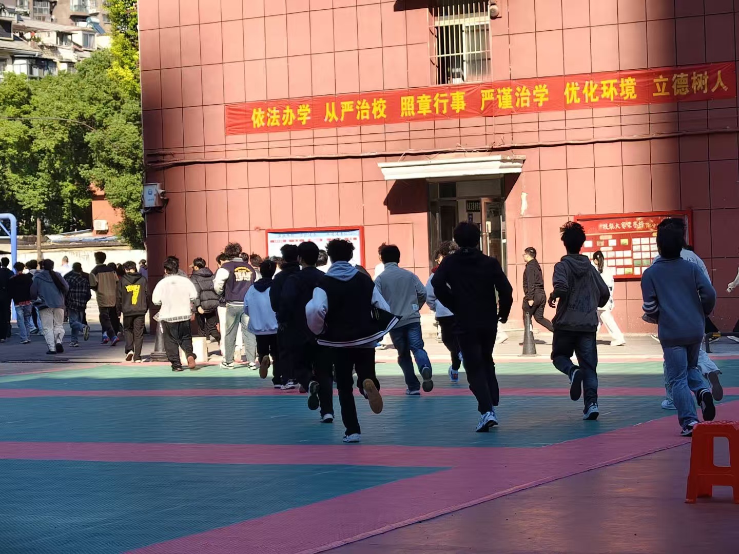 武漢科技職業(yè)學院開展消防安全專題培訓 暨實戰(zhàn)演練——筑牢校園安全防線