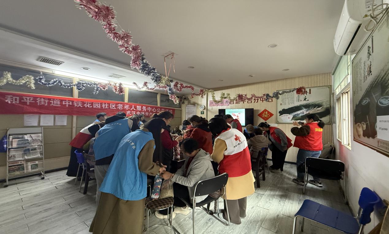 情暖重陽，枕護(hù)安康——武漢科技職業(yè)學(xué)院志愿者與長者共制艾草腰枕，樂享健康陽光