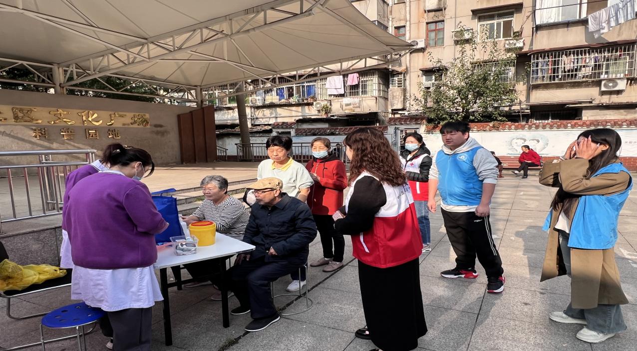 情暖重陽，枕護(hù)安康——武漢科技職業(yè)學(xué)院志愿者與長者共制艾草腰枕，樂享健康陽光