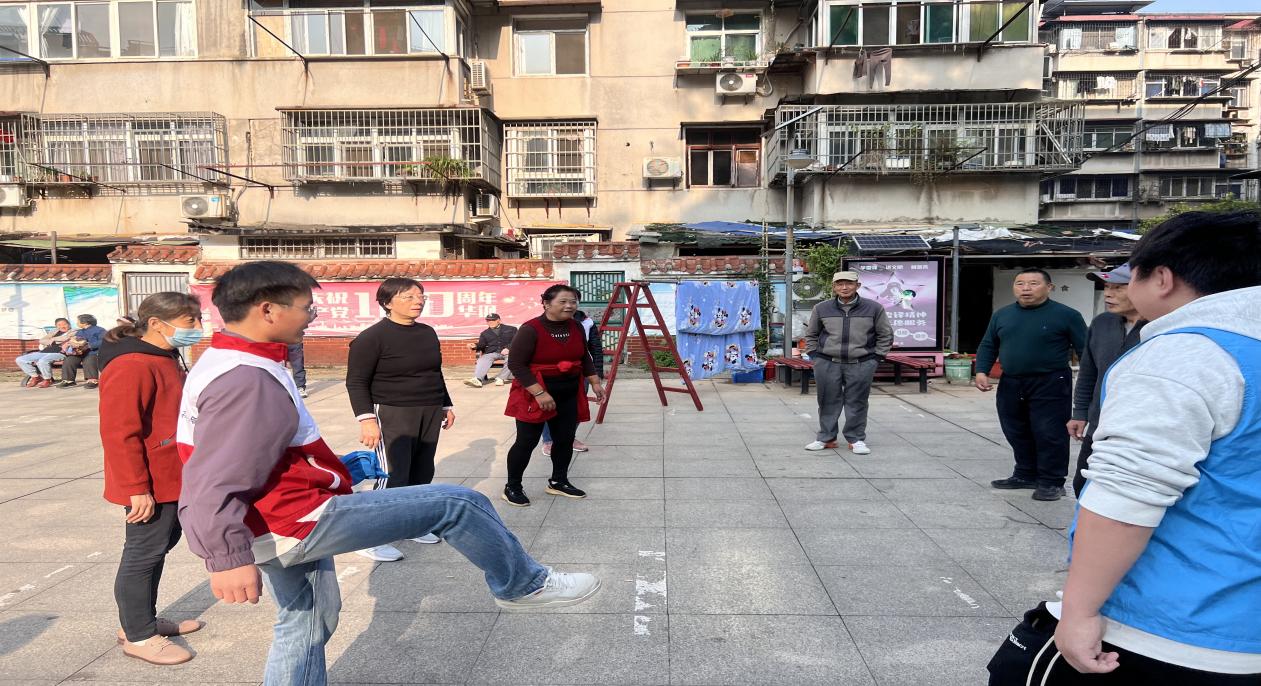 情暖重陽，枕護(hù)安康——武漢科技職業(yè)學(xué)院志愿者與長者共制艾草腰枕，樂享健康陽光