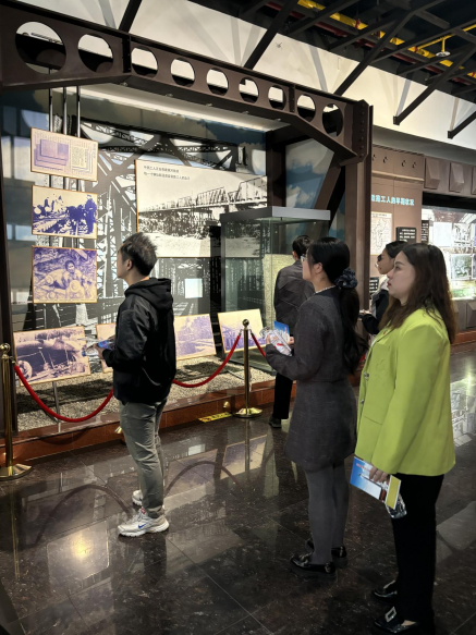 深化黨史學(xué)習(xí) 傳承紅色基因——我院黨員教師代表前往武漢二七紀(jì)念館參觀學(xué)習(xí) 深化黨史學(xué)習(xí) 傳承紅色基因——我院黨員教師代表前往武漢二七紀(jì)念館參觀學(xué)習(xí)