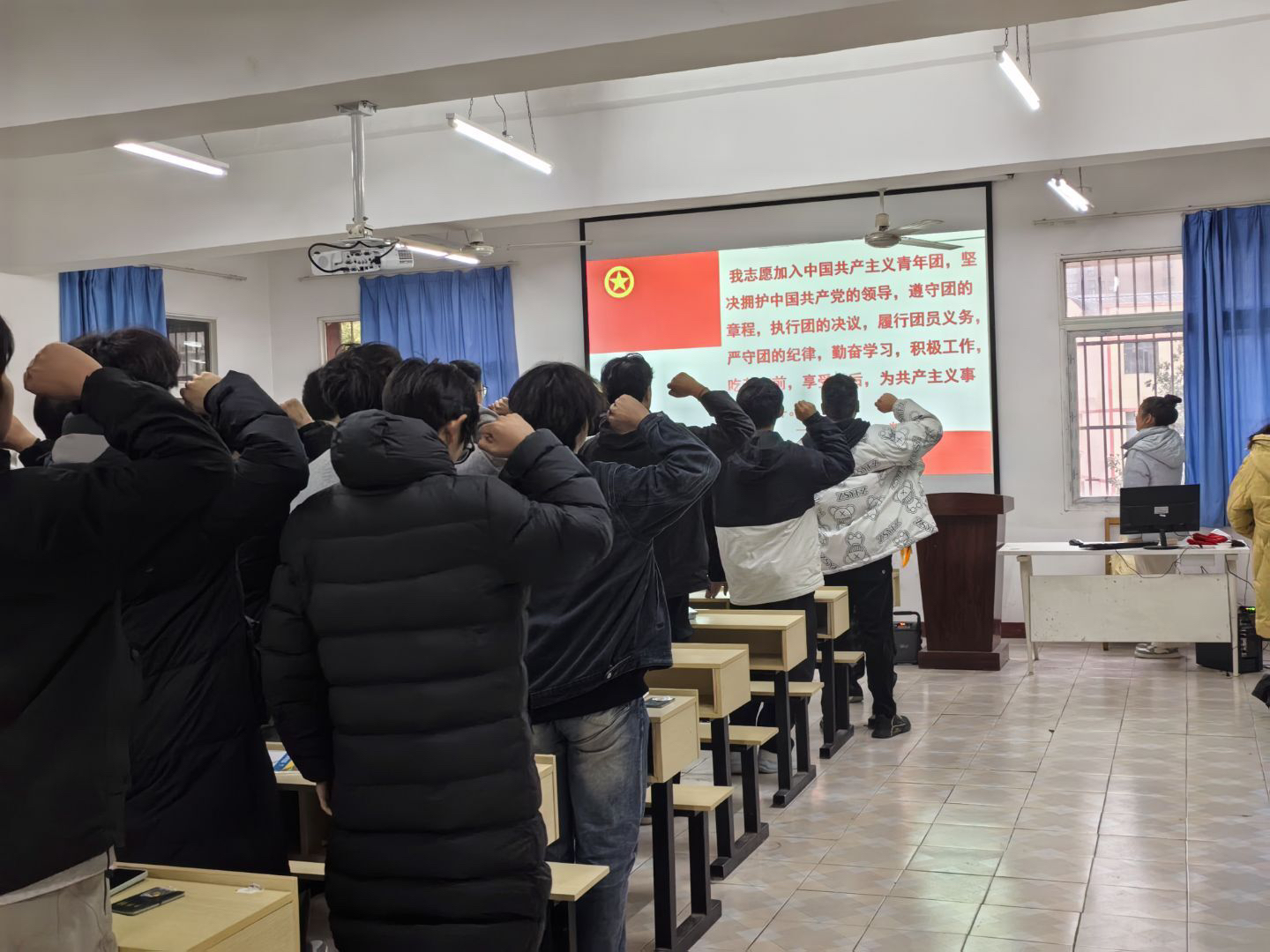 青春向團(tuán),奮斗強(qiáng)國(guó) ——武漢科技職業(yè)學(xué)院第八期新發(fā)展團(tuán)員入團(tuán)儀式 青春向團(tuán),奮斗強(qiáng)國(guó) ——武漢科技職業(yè)學(xué)院第八期新發(fā)展團(tuán)員入團(tuán)儀式