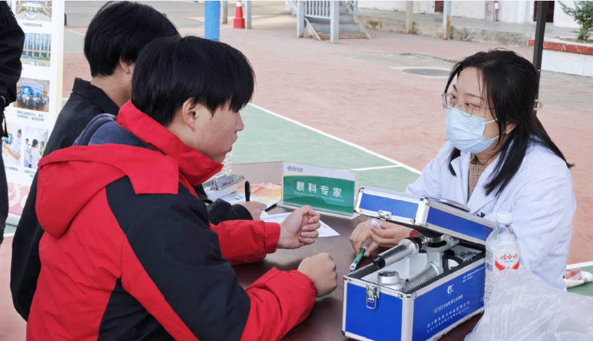 醫(yī)校協(xié)同，暖心護(hù)航 ——武漢科技職業(yè)學(xué)院攜手武漢市中心醫(yī)院開(kāi)展“公益義診進(jìn)校園”活動(dòng)