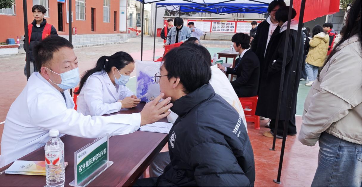 醫(yī)校協(xié)同，暖心護(hù)航 ——武漢科技職業(yè)學(xué)院攜手武漢市中心醫(yī)院開(kāi)展“公益義診進(jìn)校園”活動(dòng)