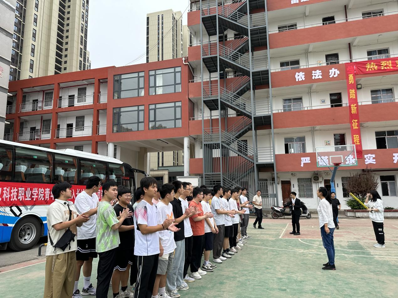 武科職學子開啟新征程：我院歡送學生赴企業(yè)實習就業(yè)！