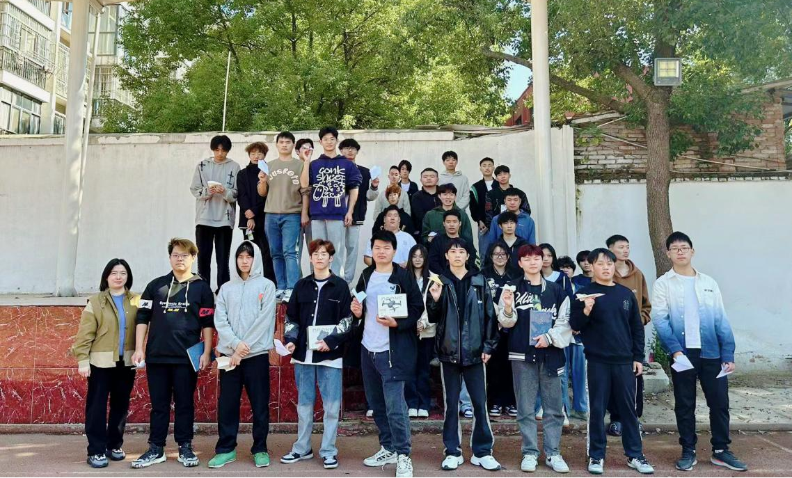 紙飛機大賽激發(fā)創(chuàng)新思維，展現(xiàn)飛行夢想