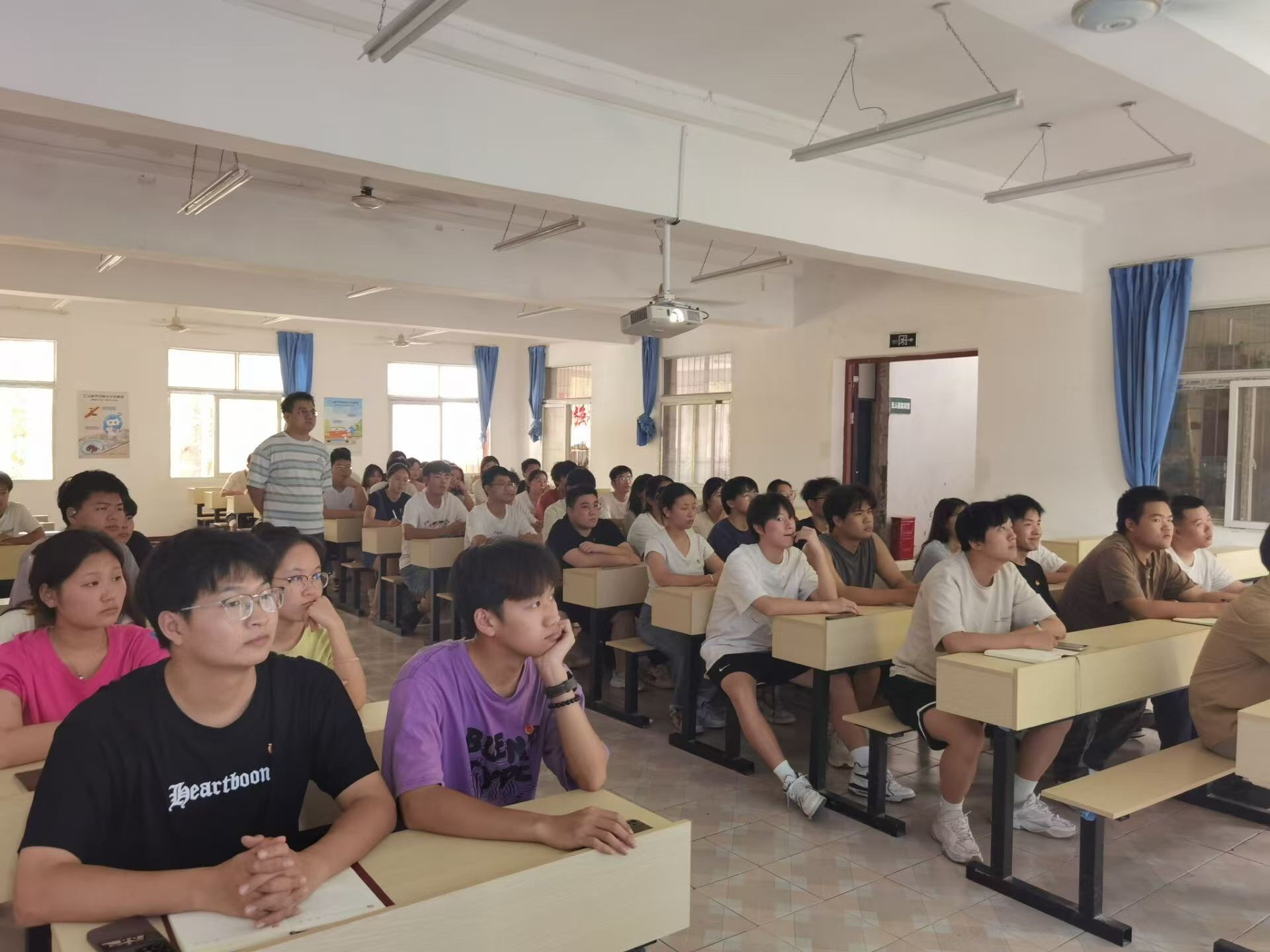 擔當教育新使命，奮進強國新征程 ——師生共看微黨課，校園觀影暖人心