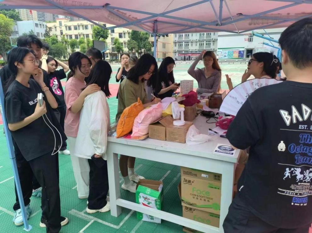 團簇星空，綻放芳華               ——武漢科技職業(yè)學院第二屆社團文化節(jié)