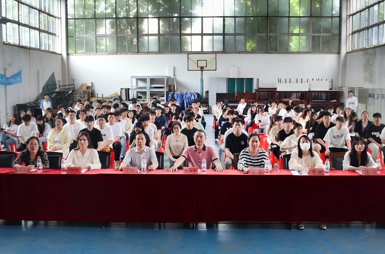 以青春之名，赴時(shí)代之約 ——武漢科技職業(yè)學(xué)院2024-2025學(xué)年“五四”表彰大會(huì)暨文藝匯演隆重舉辦