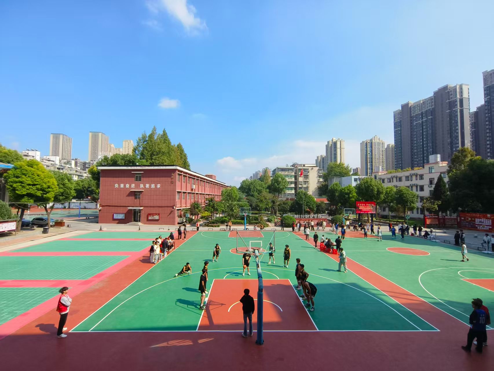 賽場燃情，以球會友！ 武漢科技職業(yè)學(xué)院第二十屆“希望杯”籃球賽精彩收官