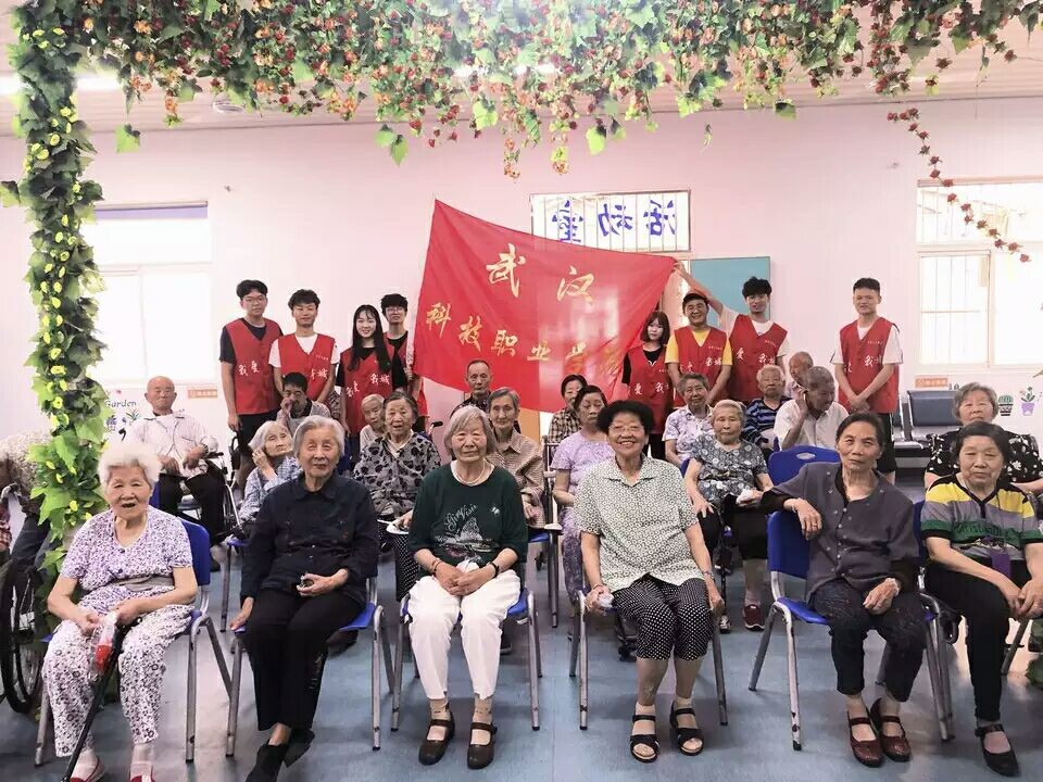 武科職院開展“慶端午·齊敬老”的主題活動