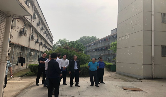 洪山區(qū)副區(qū)長一行深入學(xué)院實地調(diào)研 為學(xué)院排憂解難 洪山區(qū)副區(qū)長一行深入學(xué)院實地調(diào)研 為學(xué)院排憂解難