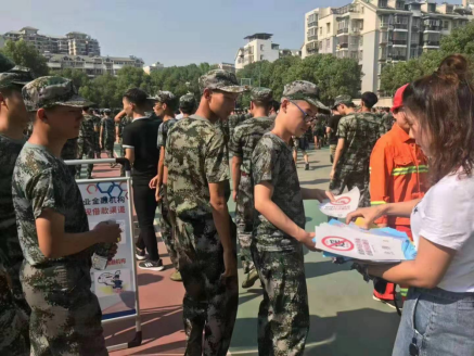 武科院開(kāi)展“防范校園貸、套路貸宣傳進(jìn)校園”活動(dòng) 武科院開(kāi)展“防范校園貸、套路貸宣傳進(jìn)校園”活動(dòng)
