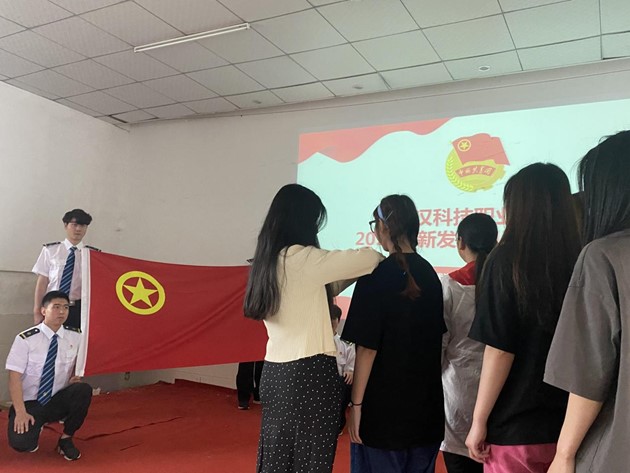 我院舉辦首屆團(tuán)課結(jié)業(yè)典禮暨入團(tuán)儀式