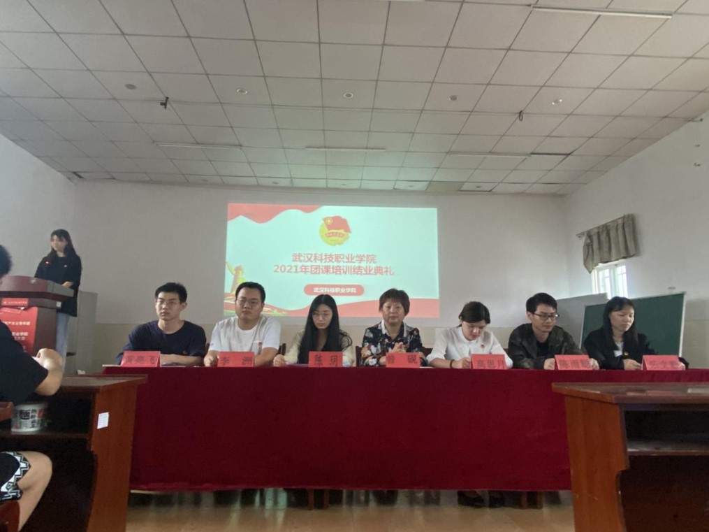 我院舉辦首屆團(tuán)課結(jié)業(yè)典禮暨入團(tuán)儀式