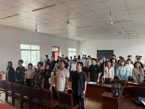 我院舉辦首屆團(tuán)課結(jié)業(yè)典禮暨入團(tuán)儀式