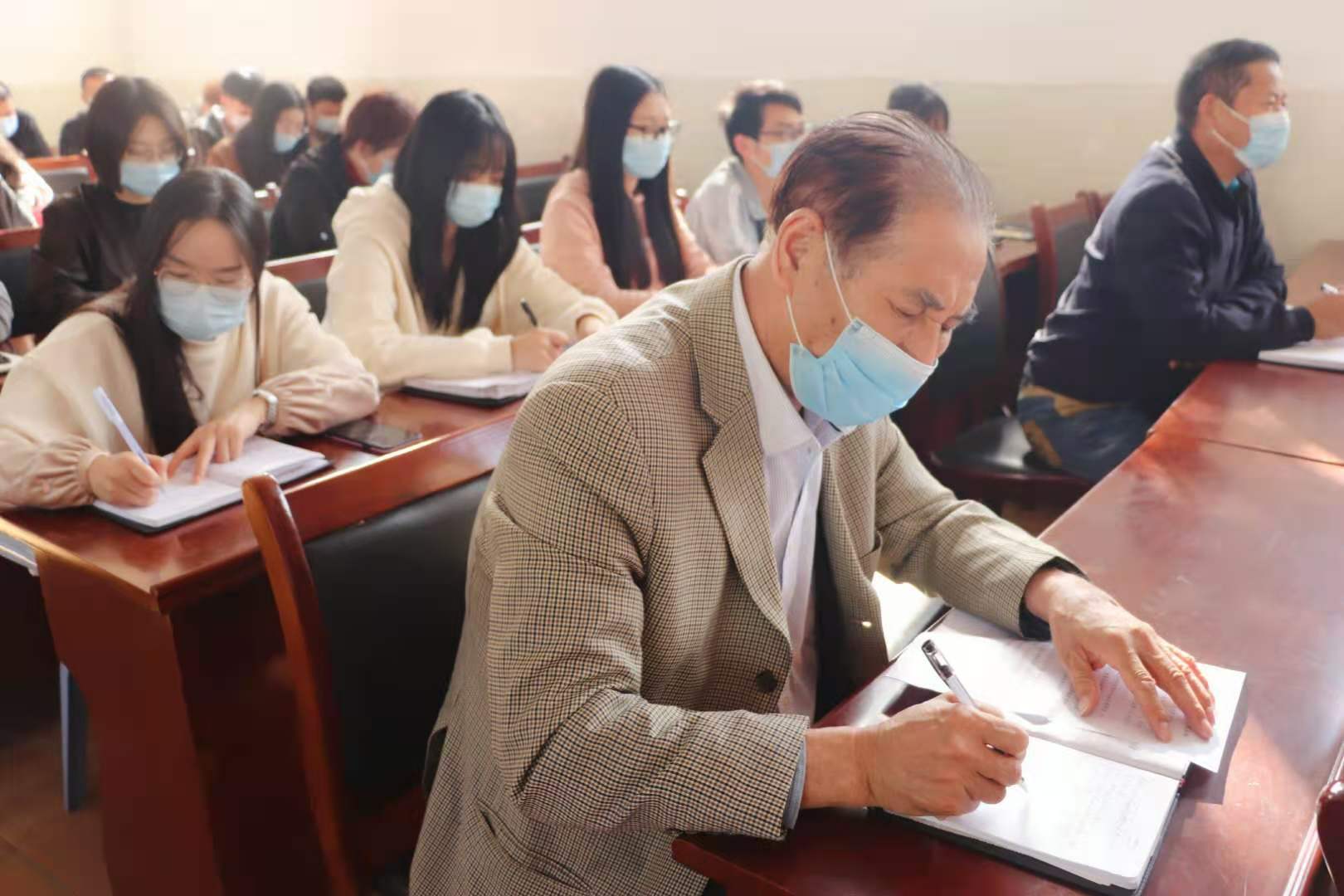 我院組織黨員干部及廣大師生 學(xué)習(xí)貫徹黨的十九屆五中全會精神 我院組織黨員干部及廣大師生 學(xué)習(xí)貫徹黨的十九屆五中全會精神