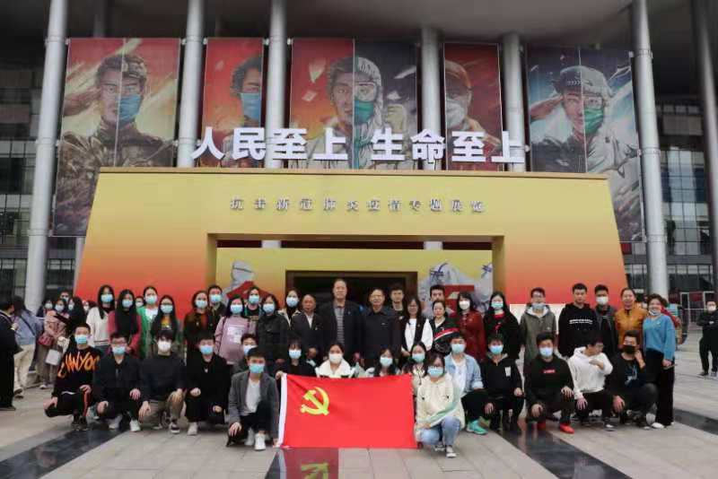 人民至上,生命至上 我院組織黨員教職工及入黨積極分子 到武漢客廳參觀抗疫專題展覽 人民至上,生命至上 我院組織黨員教職工及入黨積極分子 到武漢客廳參觀抗疫專題展覽