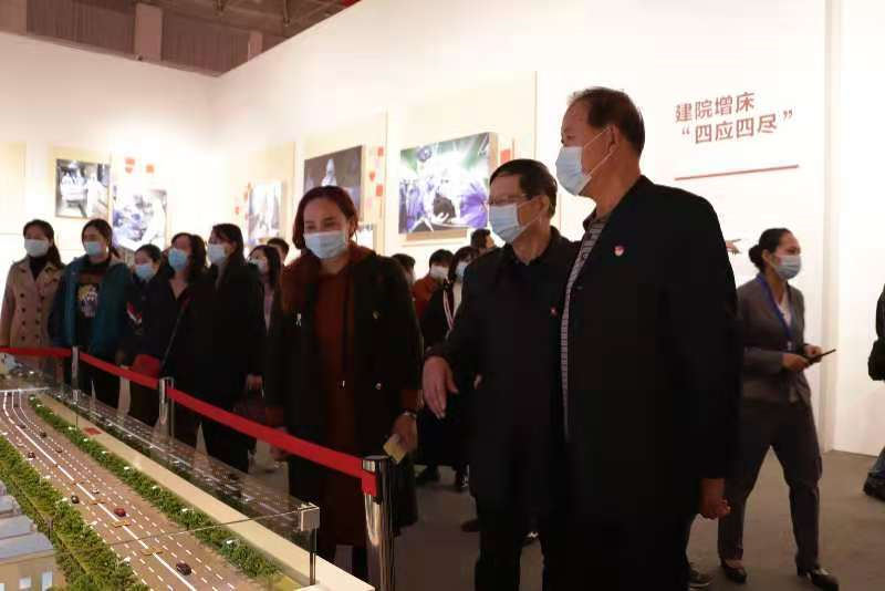 人民至上,生命至上 我院組織黨員教職工及入黨積極分子 到武漢客廳參觀抗疫專題展覽 人民至上,生命至上 我院組織黨員教職工及入黨積極分子 到武漢客廳參觀抗疫專題展覽