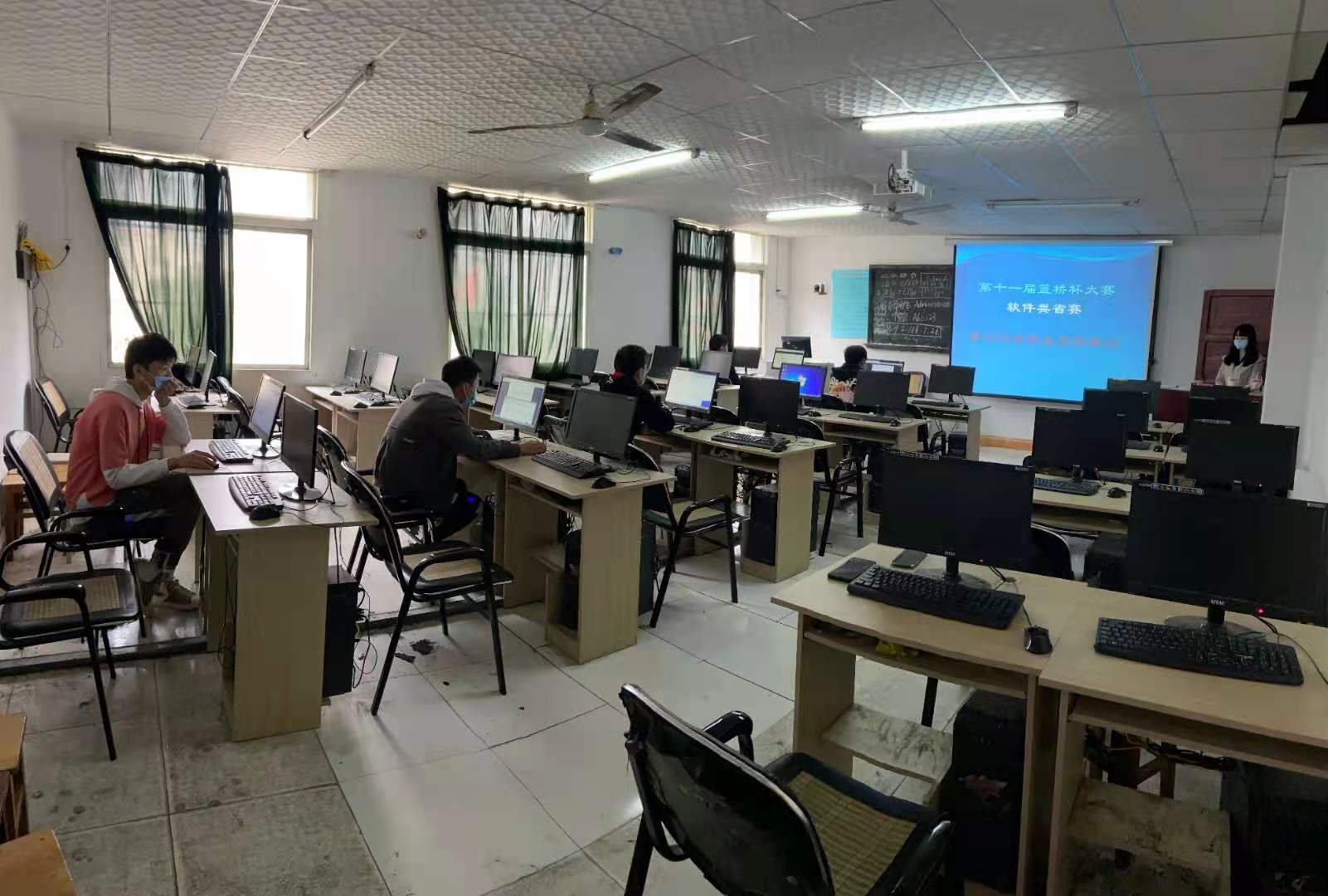 武漢科技職業(yè)學(xué)院“藍(lán)橋杯”大賽斬獲佳績(jī)