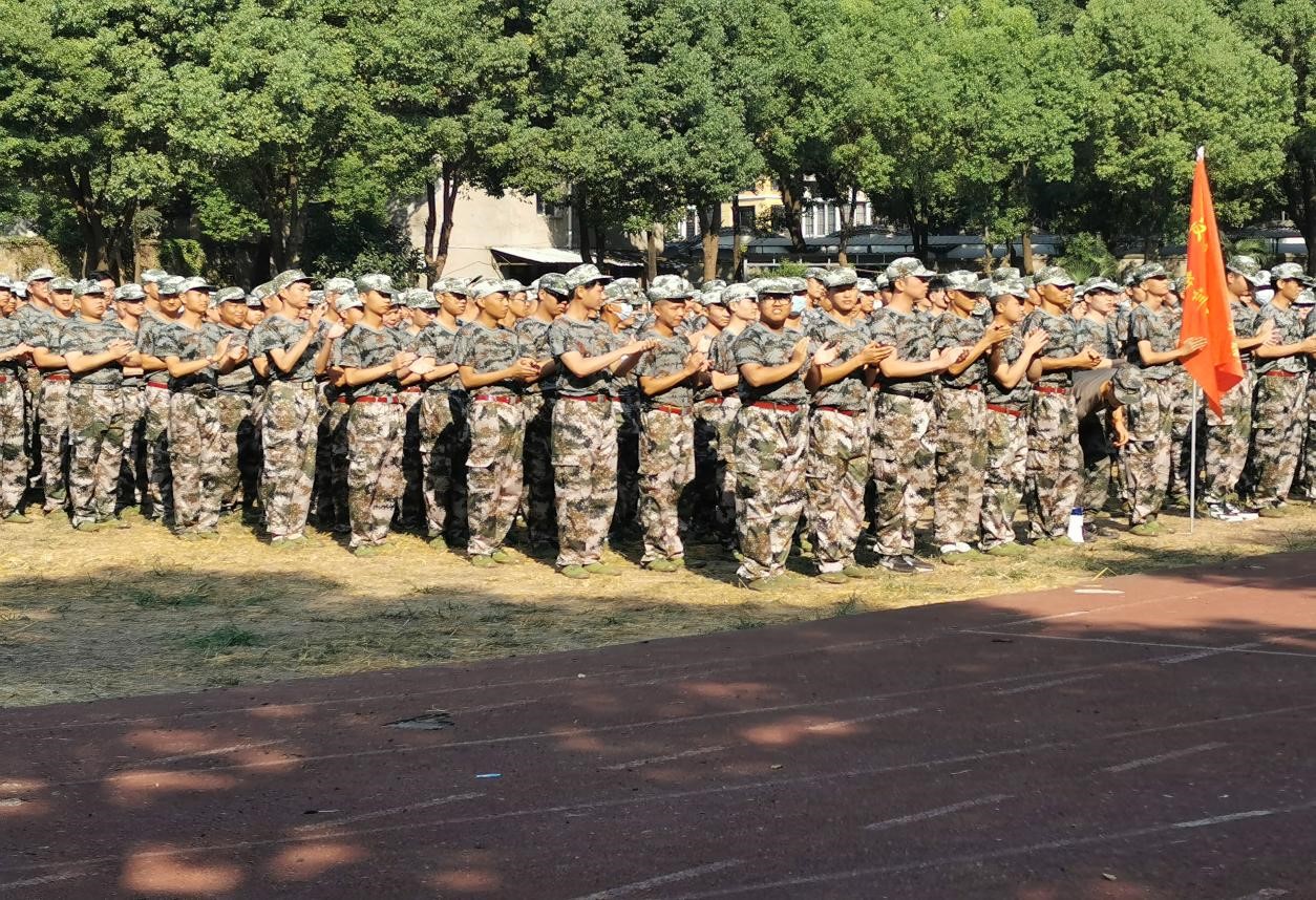 “濃情中秋，愛滿校園”我校為軍訓(xùn)新生發(fā)放月餅