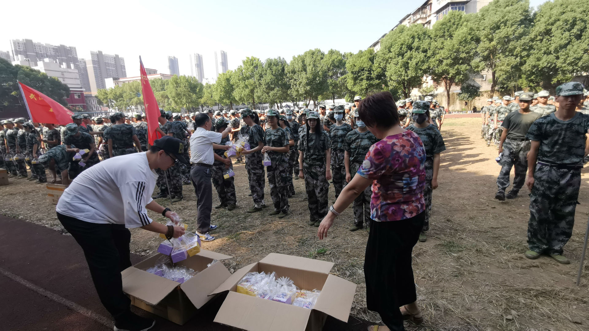 “濃情中秋，愛滿校園”我校為軍訓(xùn)新生發(fā)放月餅