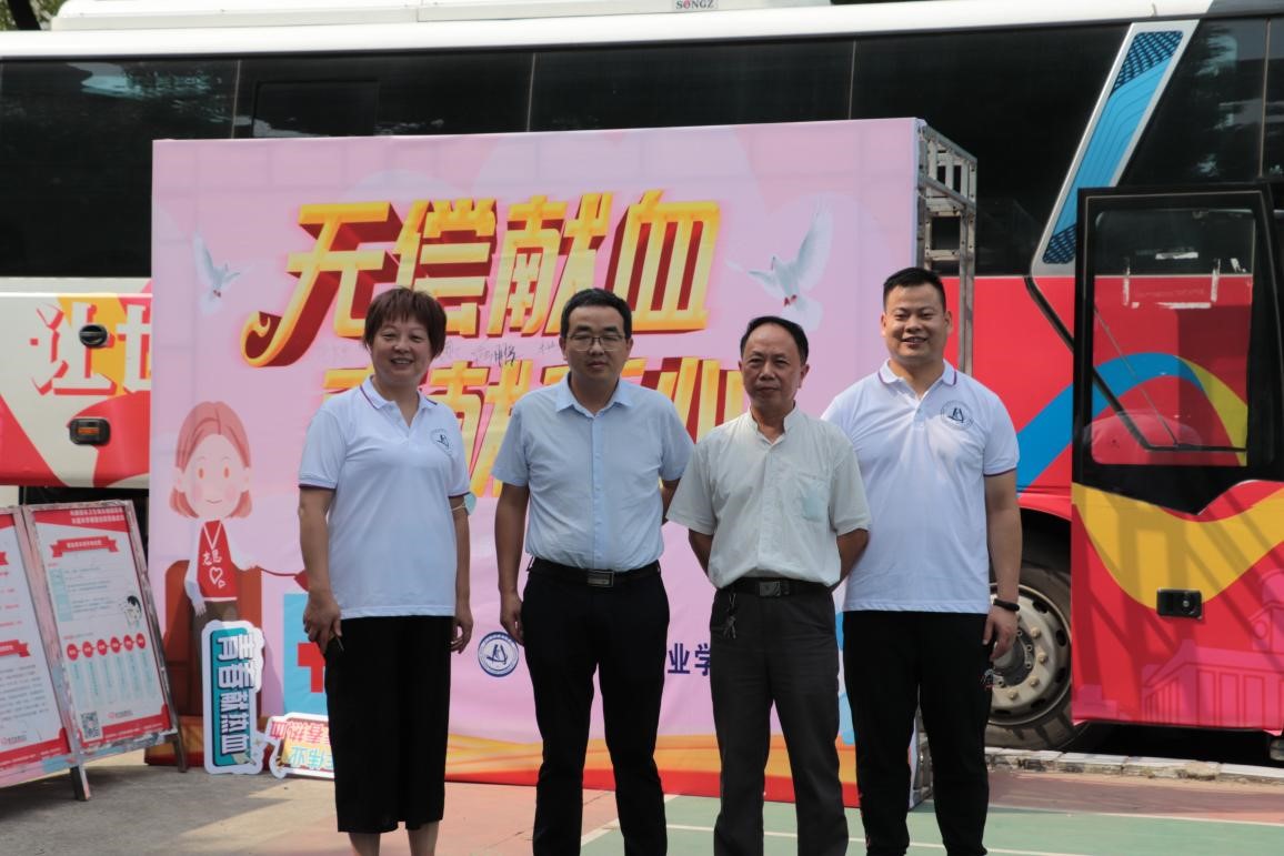 我院組織百余名學生參加楊園街道  團體無償獻血活動