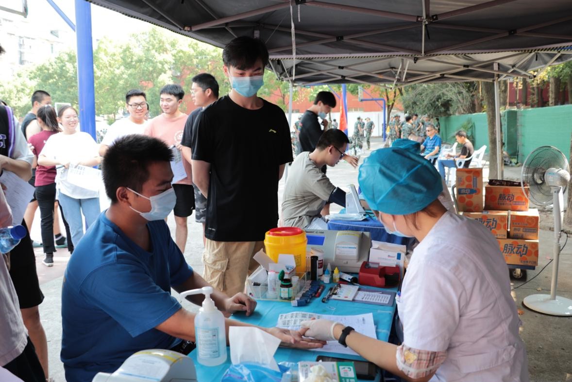 我院組織百余名學生參加楊園街道  團體無償獻血活動