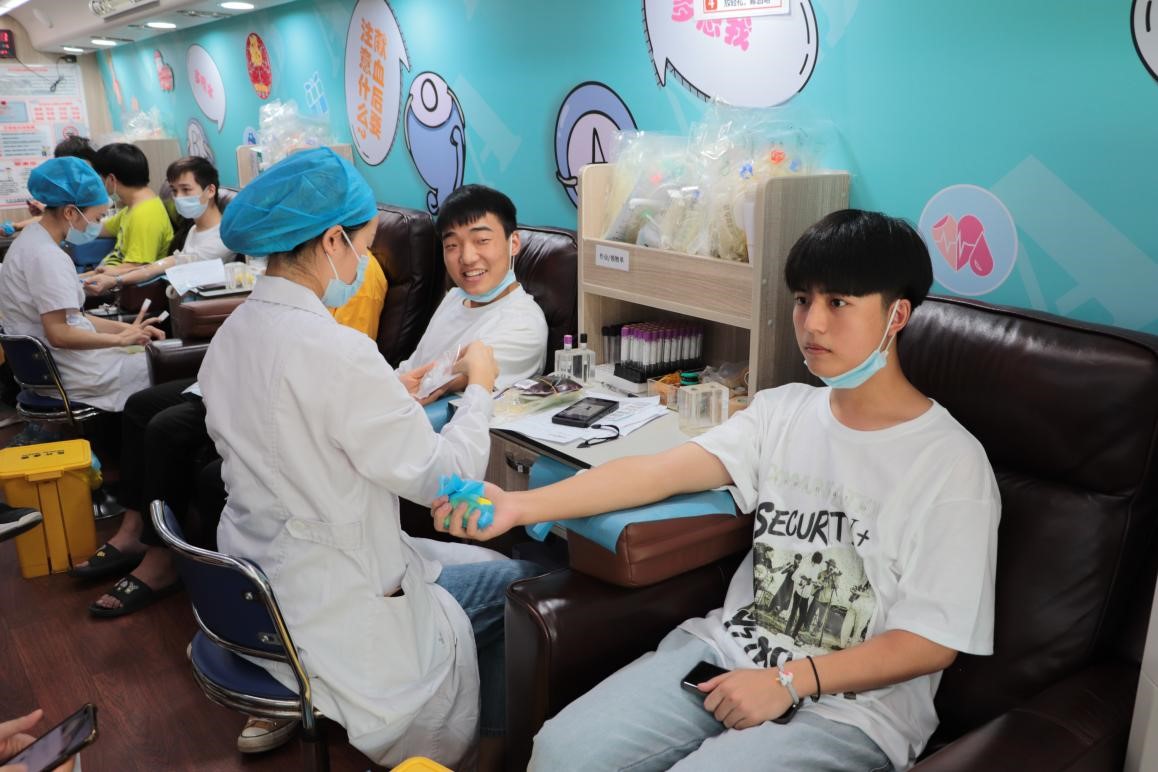 我院組織百余名學生參加楊園街道  團體無償獻血活動