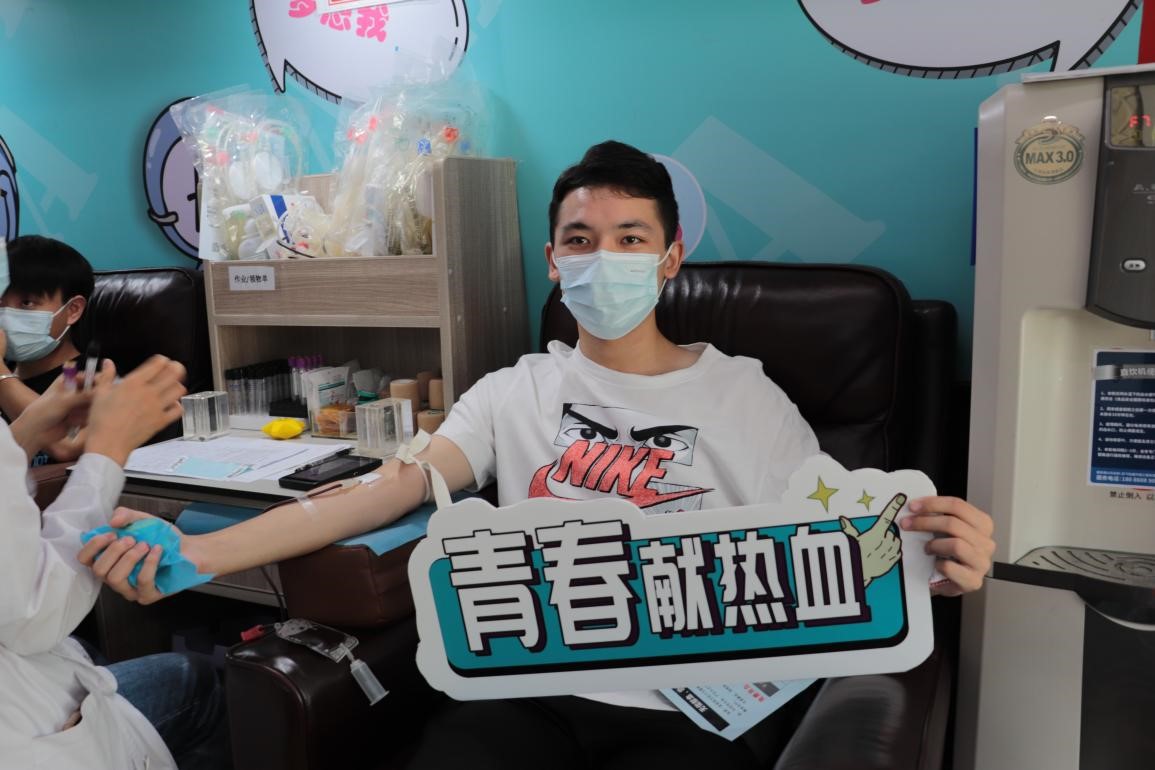 我院組織百余名學生參加楊園街道  團體無償獻血活動