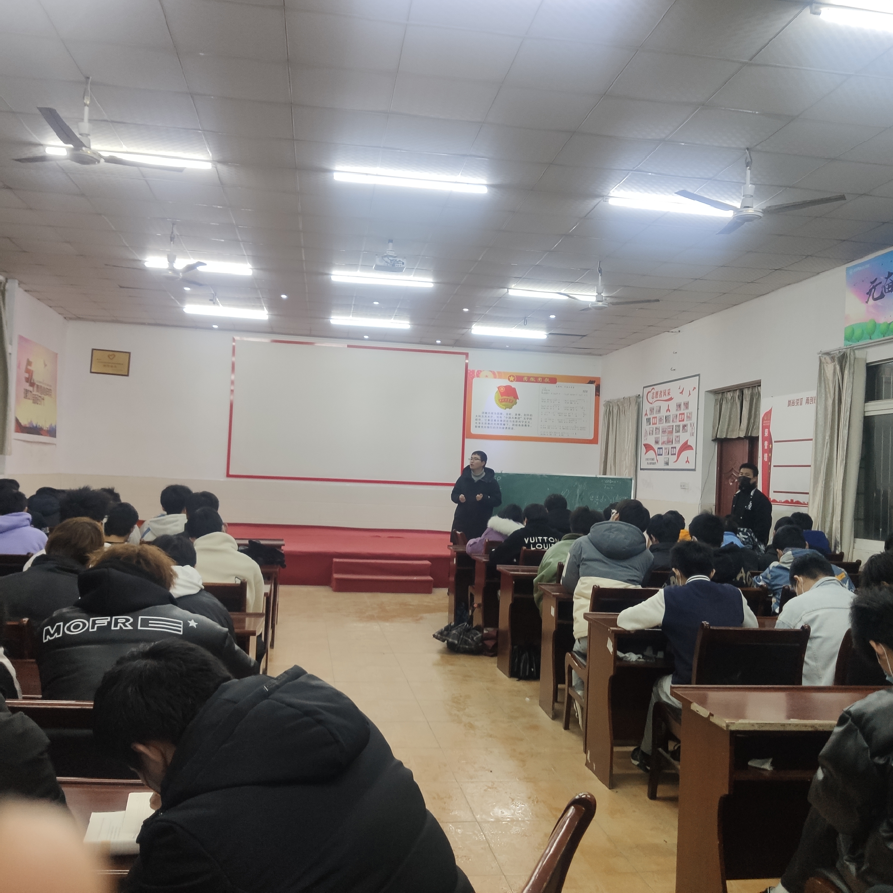 武漢科技職業(yè)學(xué)院疫情期間學(xué)生心理疏導(dǎo)班會(huì)