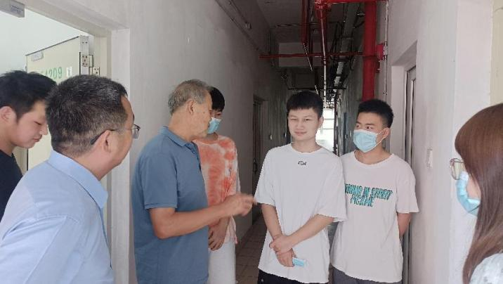 心系學(xué)子,踏暑南下——學(xué)院領(lǐng)導(dǎo)赴深圳看望實(shí)習(xí)學(xué)生 心系學(xué)子,踏暑南下——學(xué)院領(lǐng)導(dǎo)赴深圳看望實(shí)習(xí)學(xué)生