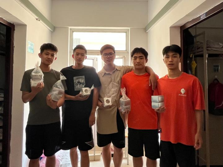 濃濃團(tuán)圓情，暖暖學(xué)子心