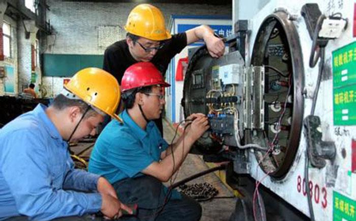 儀表大拿在帶電修理儀表-http://m.huanghaiwang.com.cn/tech/1230.html